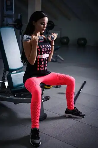 美女在健身房健身锻炼