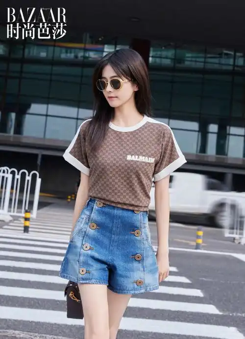 芭莎拍的白鹿#白鹿印花短袖搭配牛仔短裤造型清爽又酷帅!好长的 !!