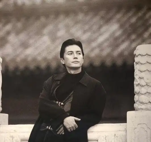 回顾当时代抛弃一代男神尊龙时连声招呼都不会打