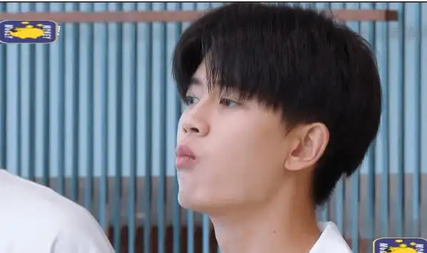 任嘉伦综艺再现黑白睡衣,不做造型却少年感十足,素颜状态像18岁_节目