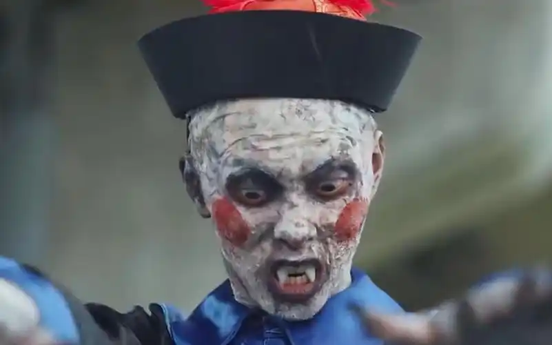 影视:小胖子被两个僵尸追杀,结果中国僵尸和西洋僵尸打了起来_哔哩