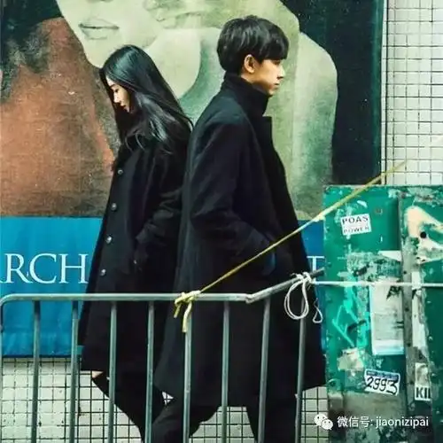 例如下图这样互相扮演一个过客擦肩而过,满满的电影感哦!