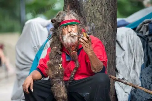 tag词列表 >  年不剪不洗成棍棍美国纽约街头一位流浪汉一头浓密长