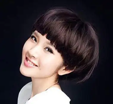 蘑菇头中间带一撮毛的发型图片女生蘑菇头发型