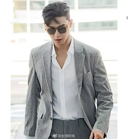 时尚明星#朴叙俊# 近日现身仁川机场,灰色休闲西装搭