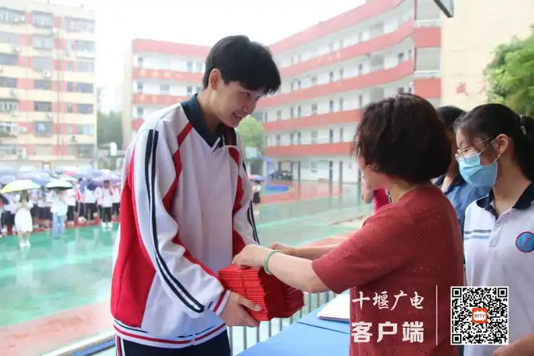 东风五中:雨中致青春 不负韶华-十堰广电网