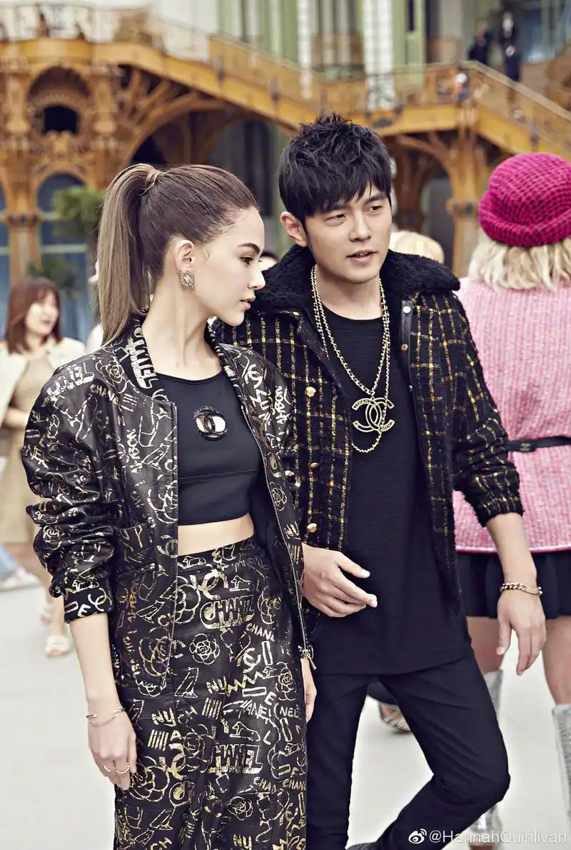 妻奴太可爱昆凌晒与周杰伦独家合照两人甜蜜拉手手