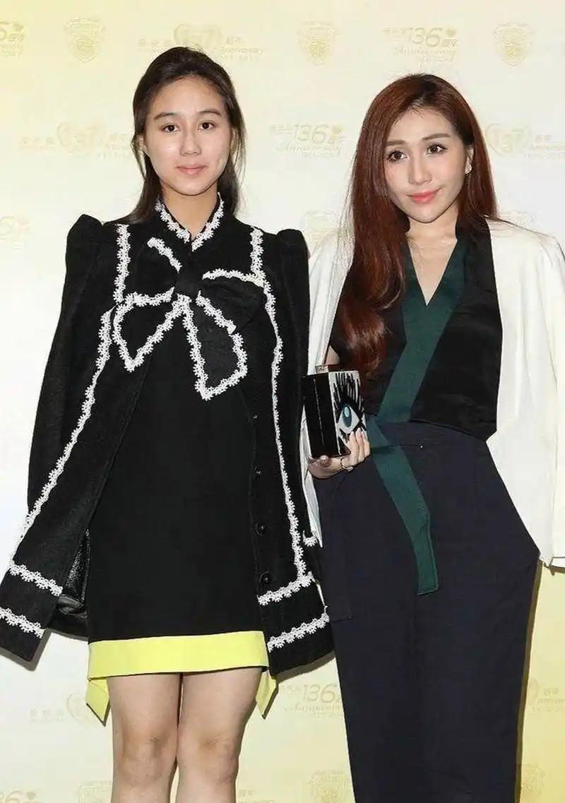 何超欣和姐姐何超盈长得很像,都有一样的酒窝和尖下巴.