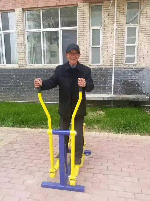 优乐养怡园中的老人正在院中开心地锻炼身体