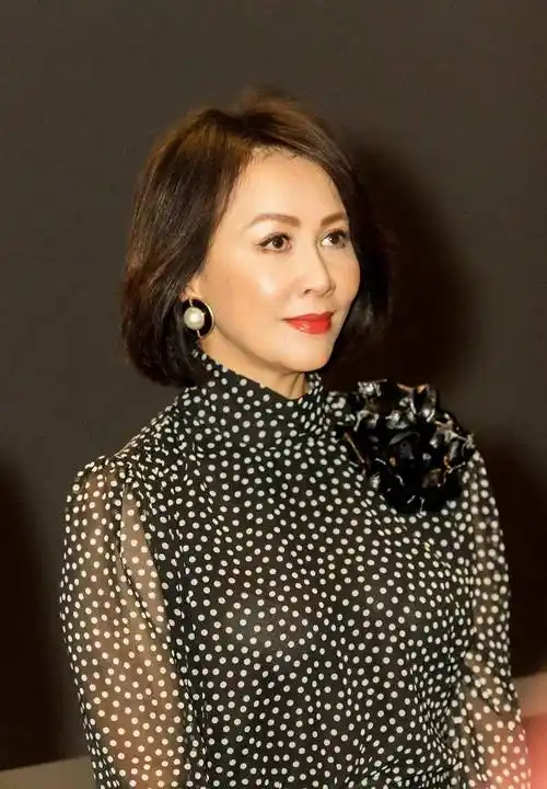 刘嘉玲优雅亮相活动,黑色波点裙配披肩短发,56岁了还这么美_气质_漂亮