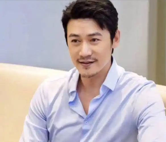 有种"中年危机"叫陆毅,脸圆无棱角胖到没脖子,网友:撞脸刘欢_明星