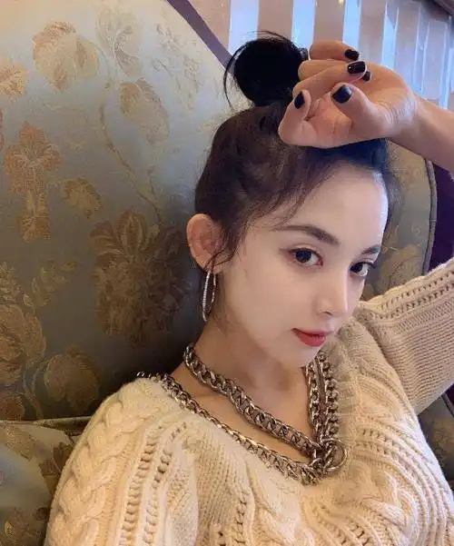 古力娜扎/英文名:gulnazar/国籍:中国/星座:金牛座血型:a型/身高:172