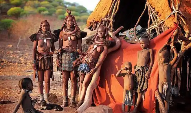非洲原始部落,女子一生不洗澡不穿衣,男子能有好几个老婆_网易订阅