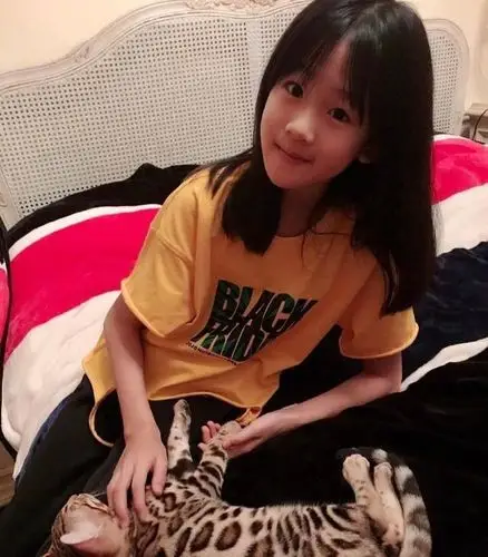 有种"颜值"叫陆毅的女儿,年仅12岁长相清秀,穿搭时髦长腿吸睛