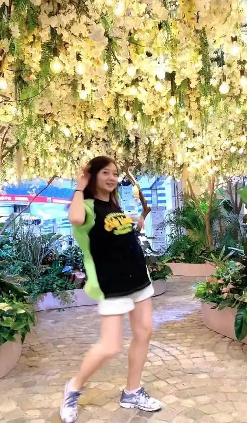 林妙可同框关晓彤!头发稀疏脑门大,关晓彤穿时髦粉卫衣白到发光