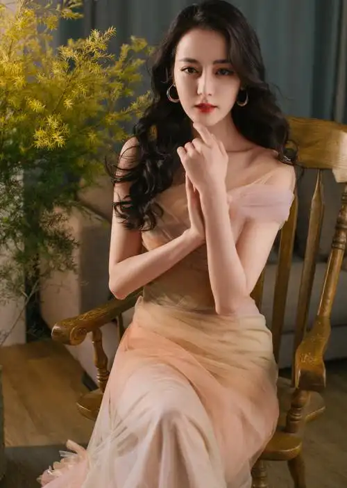 刚火的女明星迪丽热巴壁纸