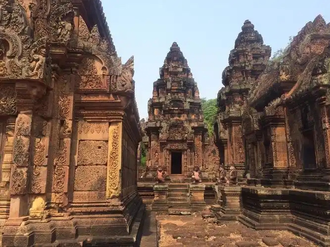 女王宫是吴哥古迹中最重要的建筑群之一,它的建筑以小巧玲珑,精致剔透