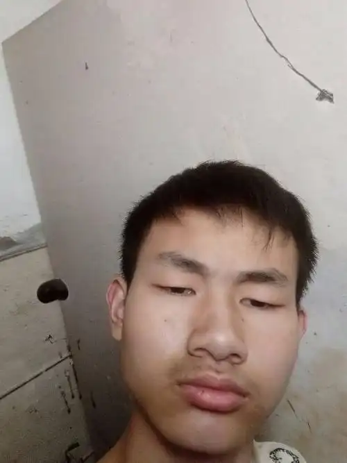 我们是网恋,互相相爱.但是我之前发了一张假的照片.