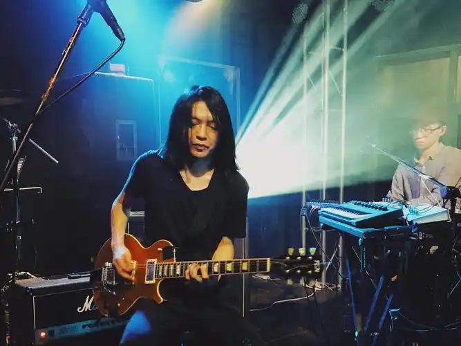 一碗凉白的相册-惘闻乐队@黑铁live house 2018.9.14