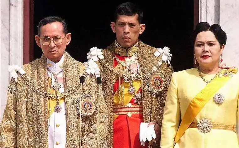 泰国国王玛哈·哇集拉隆功,在迎来自己六十七岁生日的宴会上,宣布了