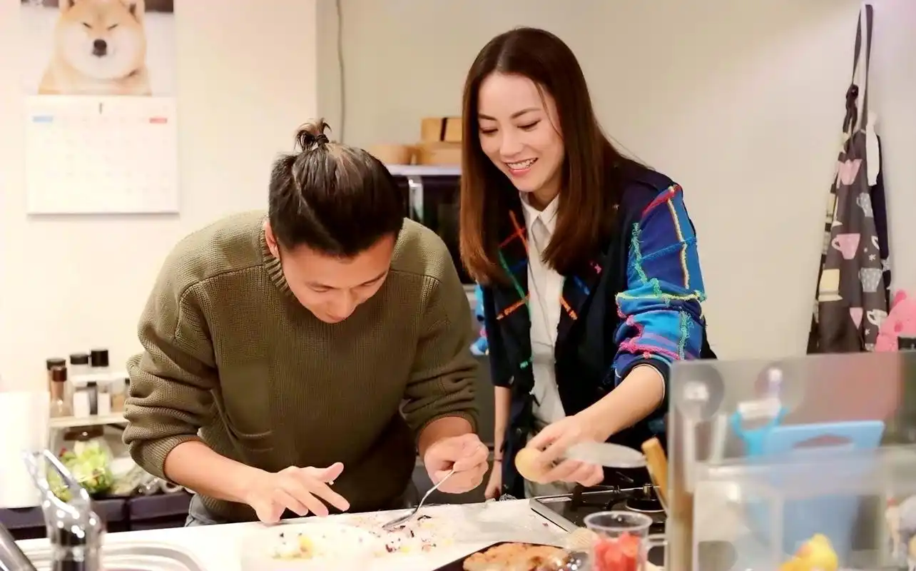 细心的网友观察可以发现,谢霆锋手中还有照片,霍汶希睡觉"丑"照竟然也