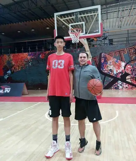 身高2米20臂展2米34!希望之星身体素质劲爆,未来或是阿联接班人