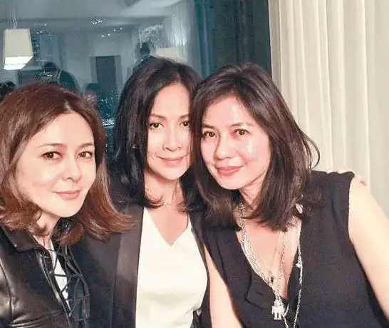 有一种美叫做关之琳与刘嘉玲同框,虽然是同龄人,但气质却不一样