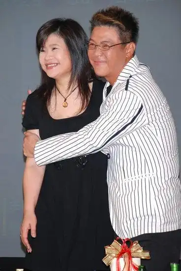 忧郁情歌王子姜育恒台湾开唱热吻爱妻羡煞旁人组图