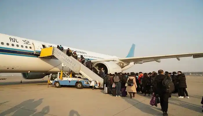 有时会出现临时更换登机口和飞机延迟登机的情况