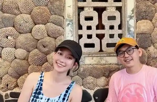 黄子佼被台北警方带走讯问,否认性骚扰指控,妻子孟耿如全程陪同|张小