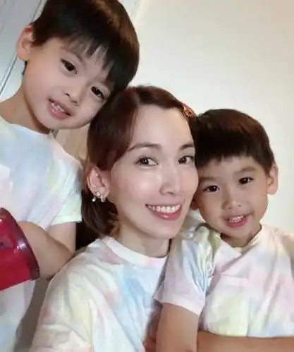 林志颖老婆晒照,接孩子放学不忘秀身材,11岁kimi引人注意_陈若仪_妈妈