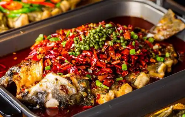 重庆麻辣烤鱼,是一道非常受欢迎的美味佳肴,为期待它上桌的每个人带来