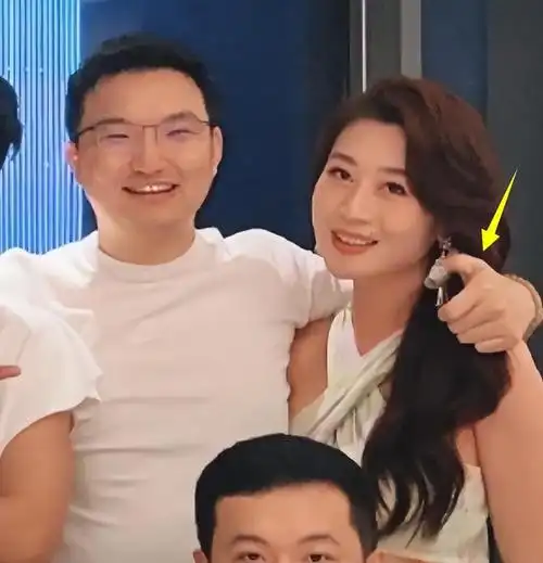 邓伦和雪梨老公聚餐,吃小火锅一桌上万元,生图和精修图反差大