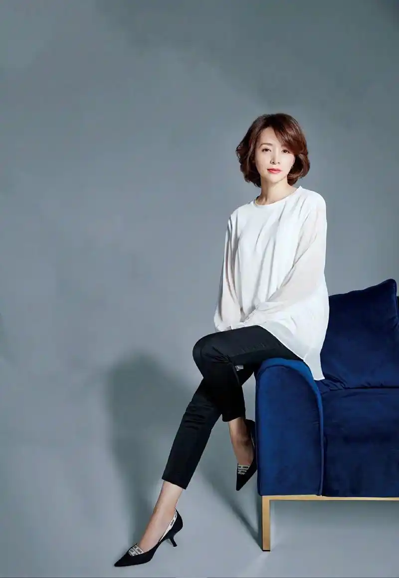 47岁董卿美得不像话粉衫配半裙气质高雅端庄尽显东方女性魅力