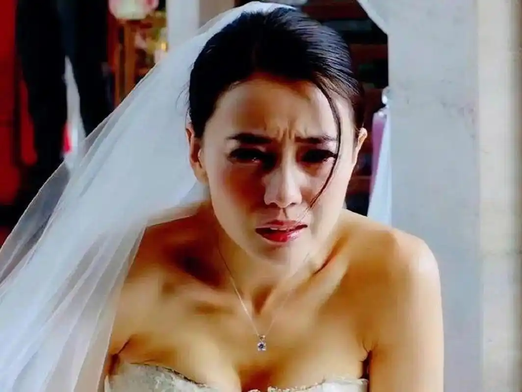 《单身男女》的剧照,高圆圆穿着婚纱哭的撕心裂肺.