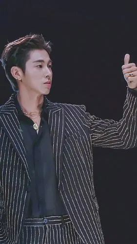 允在[超话]##郑允浩truecolors# mv花絮修. 来自cathinic - 微博