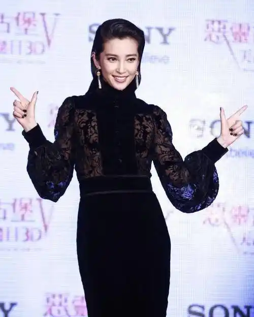 李冰冰的长相真的很大气,穿黑色蕾丝裙好妩媚,镂空也不庸俗_时尚_建议
