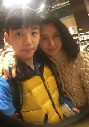 洪欣17岁儿子将出道引热议被指撞脸ella