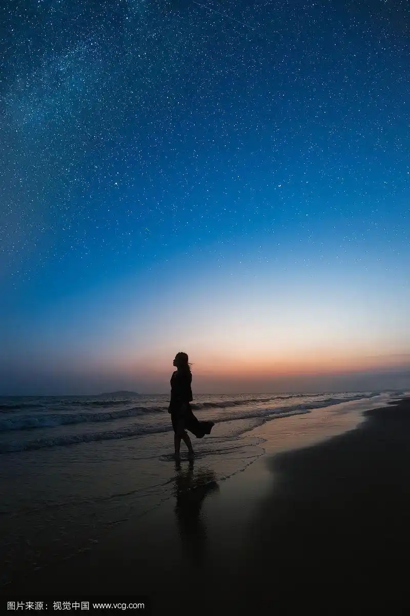星空下海滩边的女人