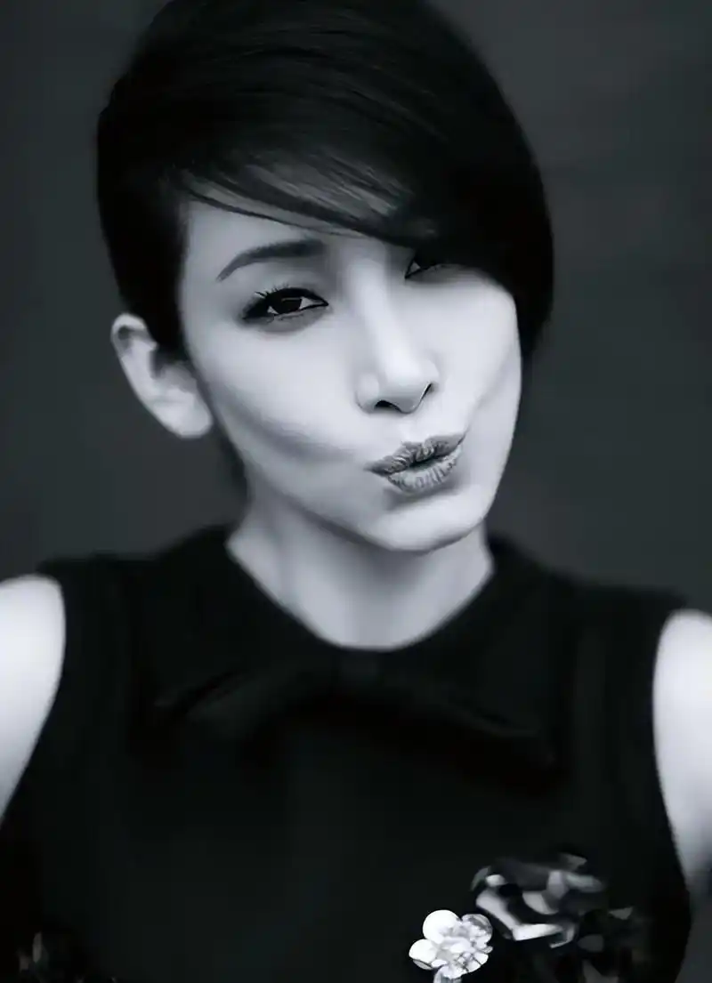 所以当别的同学卯足了劲给各个剧组投简历时,只有秦海璐一个, 每天上