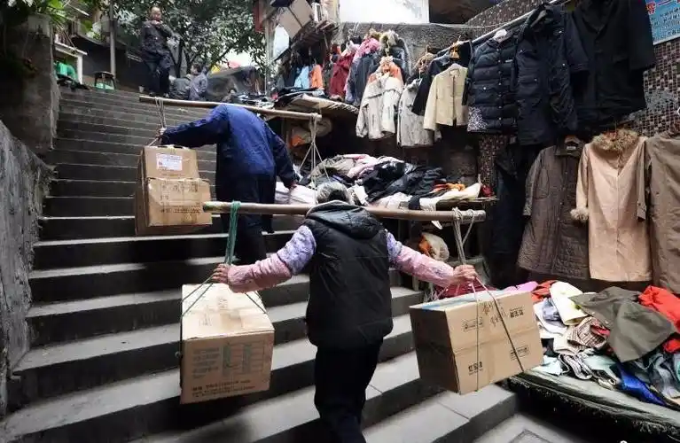 肩挑重担,爬坡上坎"讨生活"63岁的重庆女"棒棒"5还面对这可能会发生的