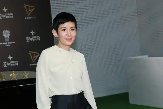 走中性风的吴君如别提有多帅了短发英气又清爽堪称霸气外露