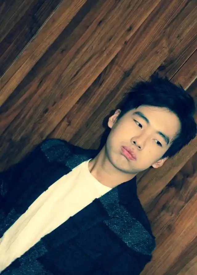 郭麒麟微博晒素颜生活近照,粉丝:一个小胖子现在帅成这样?