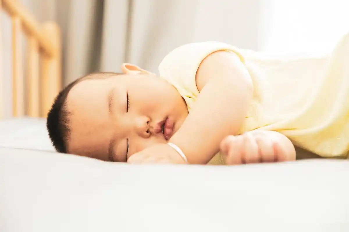 喝着奶睡着和没吃饱的区别 婴儿的大部分时间都在睡觉当中度过,除了