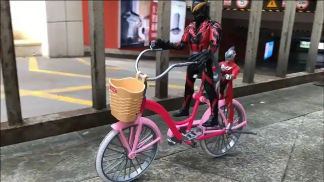 贝利亚骑自行车载着儿子小捷德奥特曼去公园玩,爬树摘苹果