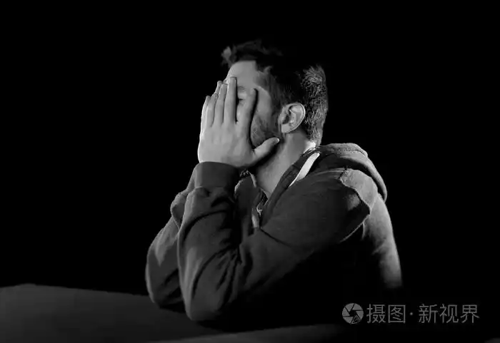 绝望的男人痛苦情绪上的痛苦, 悲伤和深坳陷