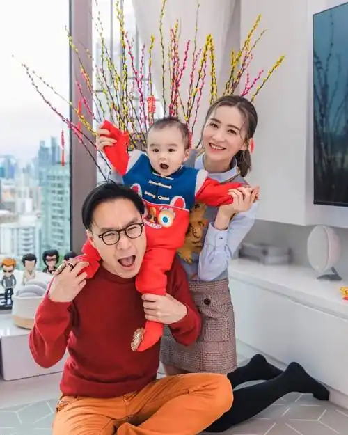 前tvb女艺人沈卓盈晒一家三口全家福庆祝结婚3周年