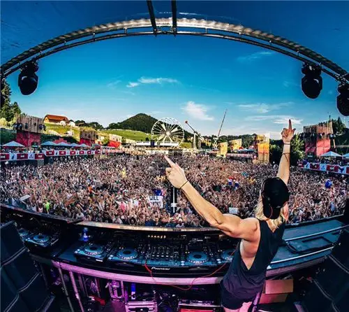 国外顶级派对现场dj打碟图片遇到好的dj培训学校时,是没有人真的会