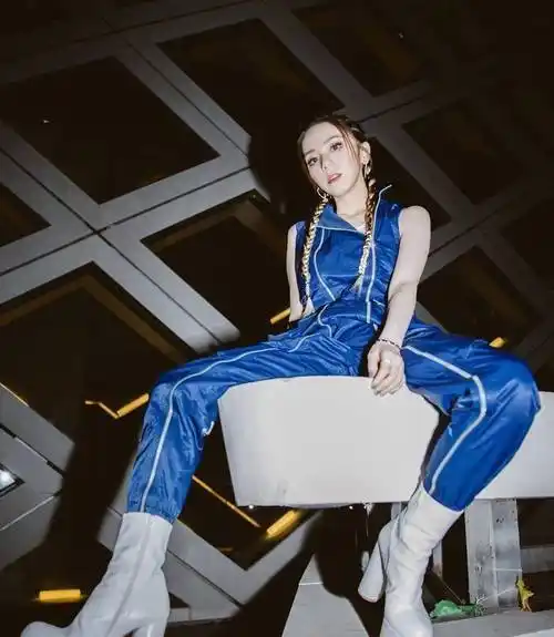 邓紫棋大片造型来袭,穿白色贝壳裙典雅复古,尽显成时尚女人魅力_气质