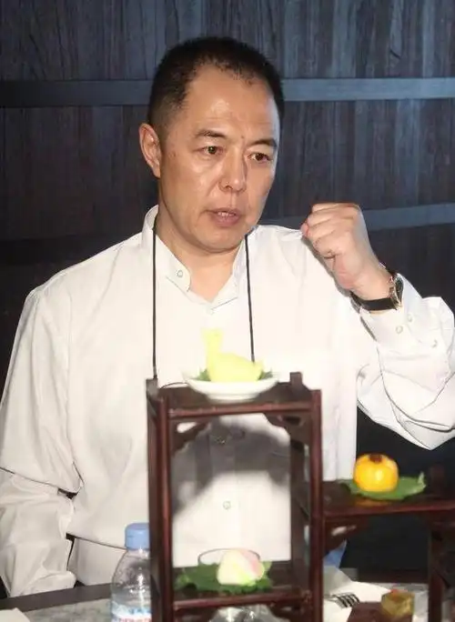 66岁坐上轮椅的张铁林,他怎么了?